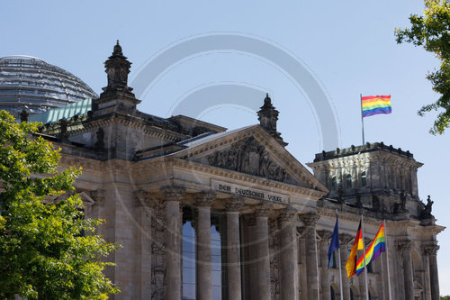 Regenbogenfahnen am Reichstagsgebaeude