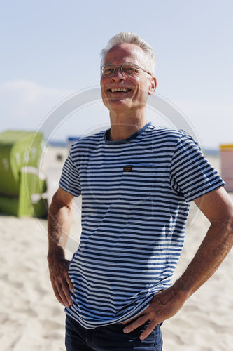 Mann, sechzig Jahre alt,  am Strand,
