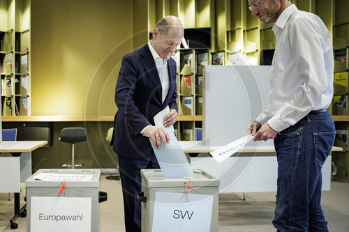 Scholz bei Stimmabgabe im Wahllokal