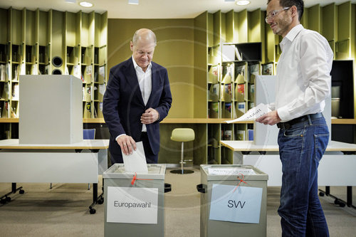Scholz bei Stimmabgabe im Wahllokal