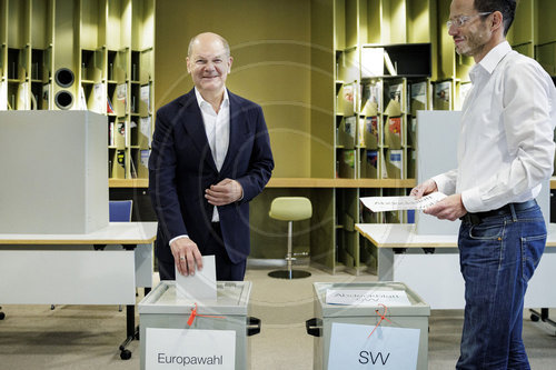 Scholz bei Stimmabgabe zur Europawahl und Kommunalwahl