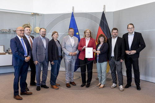 Petitionsausschuss mit Bundestagspraesidentin Bas