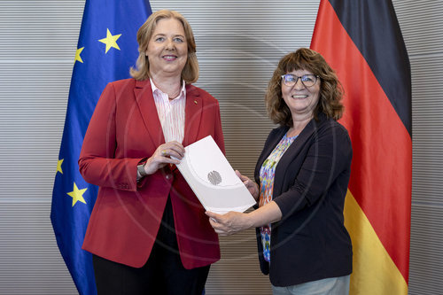 Martina Stamm-Fibich, SPD, MDB mit Bundestagspraesidentin Baerbel Bas