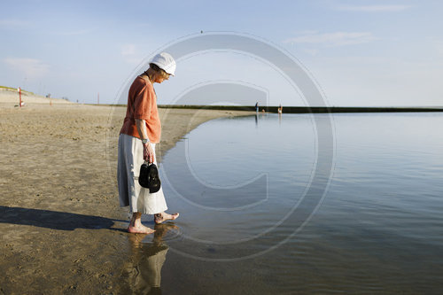 Touristin im Wasser