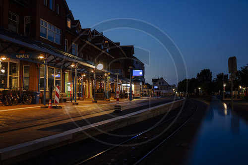 Leerer Bahnhof bei Nacht