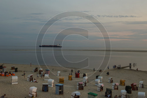 Schiff vor dem Strand