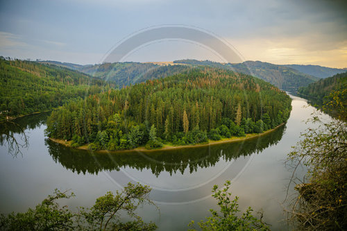 Abendstimmung an der Saale im Thueringer Schiefergebirge