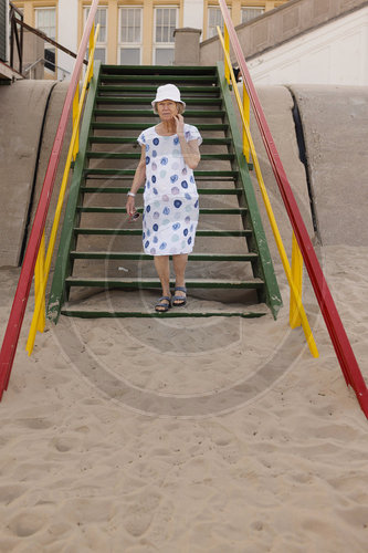 Touristin auf dem Weg zum Strand