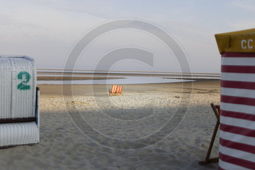 Zwei Liegestuehle am Strand von Borkum