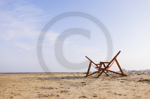 Liegestuehle am Strand