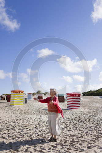 Touristin bei der Gymnastik am Strand