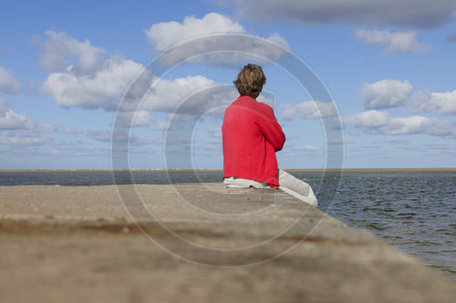 Frau alleine am Meer