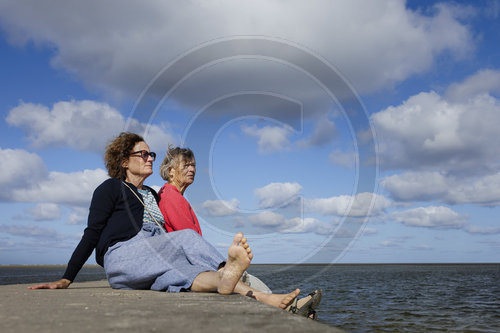 Mutter und Tochter am Meer