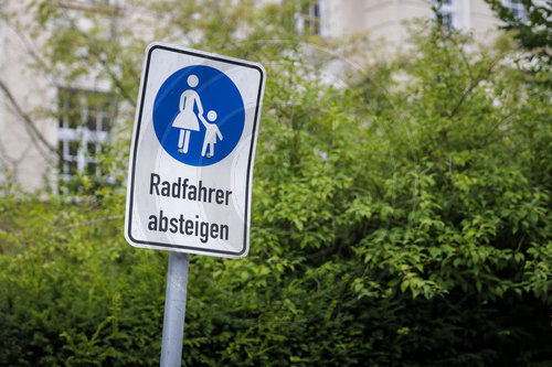 Radfahrer absteigen