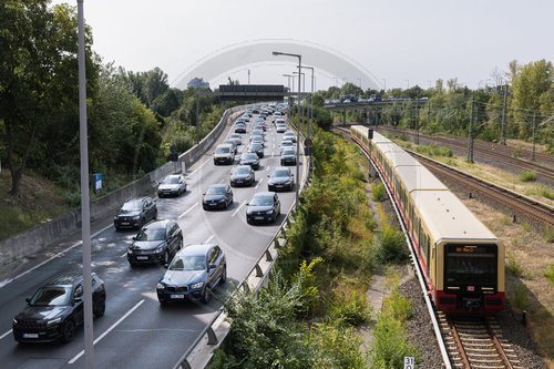 Stockender Verkehr neben S-Bahn