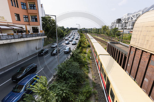 Stockender Verkehr neben S-Bahn