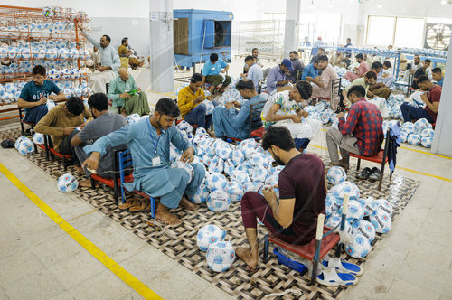 Herstellung von Fussbaellen in Pakistan