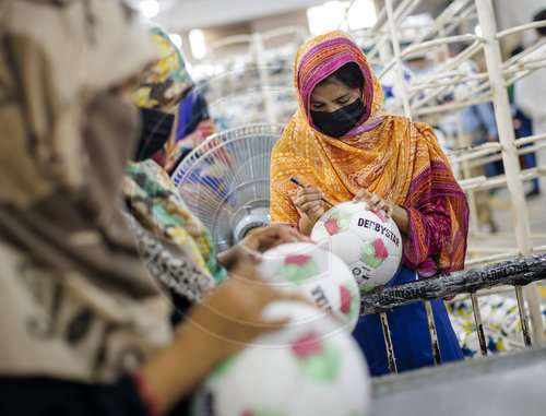 Herstellung von Fussbaellen in Pakistan