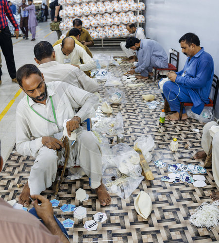 Herstellung von Fussbaellen in Pakistan