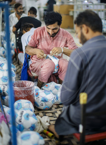 Herstellung von Fussbaellen in Pakistan