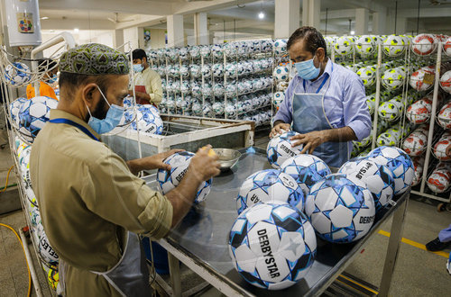 Herstellung von Fussbaellen in Pakistan