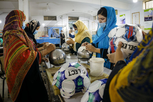 Herstellung von Fussbaellen in Pakistan