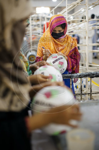 Herstellung von Fussbaellen in Pakistan