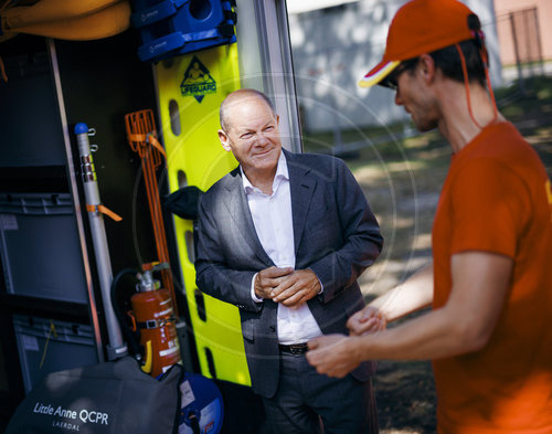 Olaf Scholz besucht Wasserrettung Potsdam