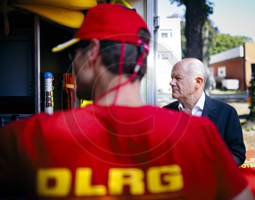 Olaf Scholz besucht Wasserrettung Potsdam