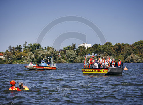 Olaf Scholz besucht Wasserrettung Potsdam