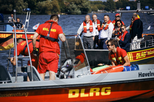 Olaf Scholz besucht Wasserrettung Potsdam