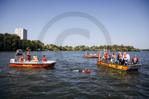 Olaf Scholz besucht Wasserrettung Potsdam