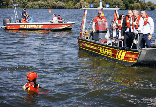 Olaf Scholz besucht Wasserrettung Potsdam