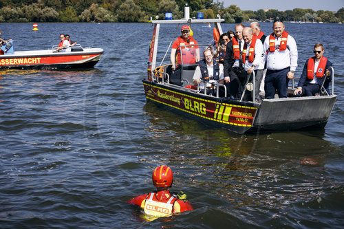 Olaf Scholz besucht Wasserrettung Potsdam