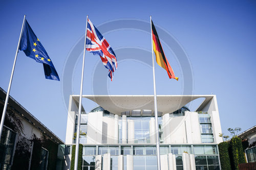 Fahnen vor dem Bundeskanzleramt