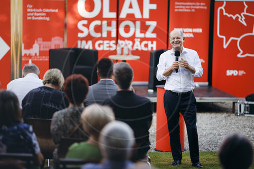 Olaf Scholz in Seelow bei einem Buergerdialog