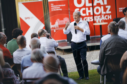 Olaf Scholz in Seelow bei einem Buergerdialog