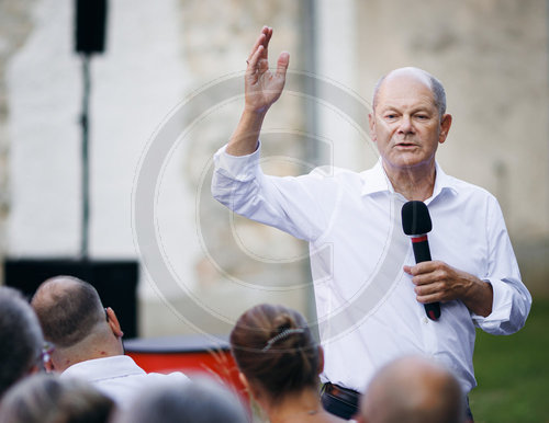 Olaf Scholz in Seelow bei einem Buergerdialog