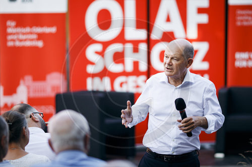 Olaf Scholz in Seelow bei einem Buergerdialog