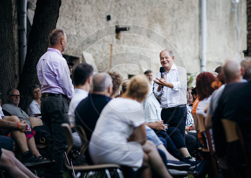 Olaf Scholz in Seelow bei einem Buergerdialog