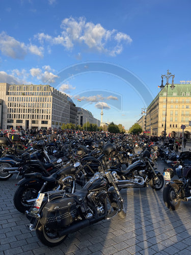 Motorrad Demonstration FREEDOM IS OUR RELIGION