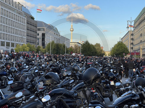 Motorrad Demonstration FREEDOM IS OUR RELIGION