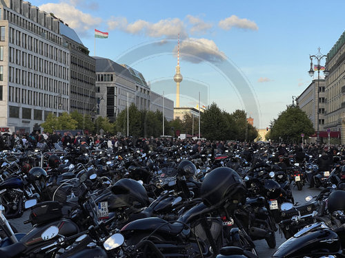 Motorrad Demonstration FREEDOM IS OUR RELIGION