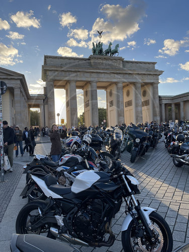 Motorrad Demonstration FREEDOM IS OUR RELIGION