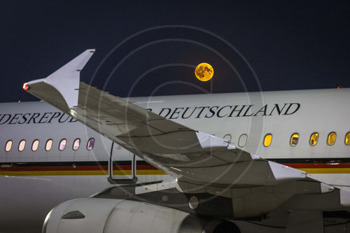 Vollmond vor Flugzeug