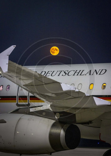 Vollmond vor Flugzeug