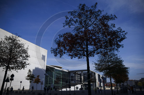 Passantinnen und Passanten am Bundestag