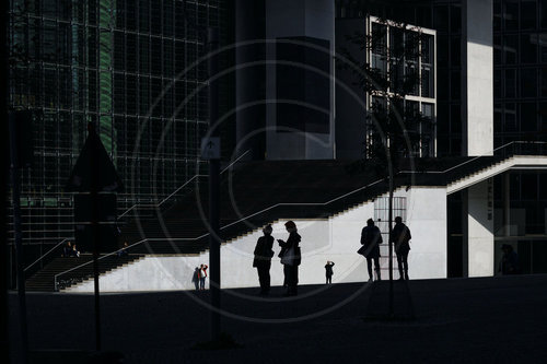 Passantinnen und Passanten am Bundestag