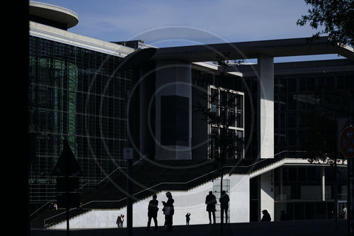 Passantinnen und Passanten am Bundestag