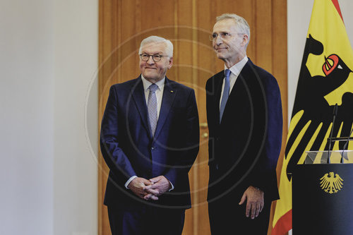 Ex-NATO-Generalsekretaer Stoltenberg bekommt Bundesverdienstkreuz